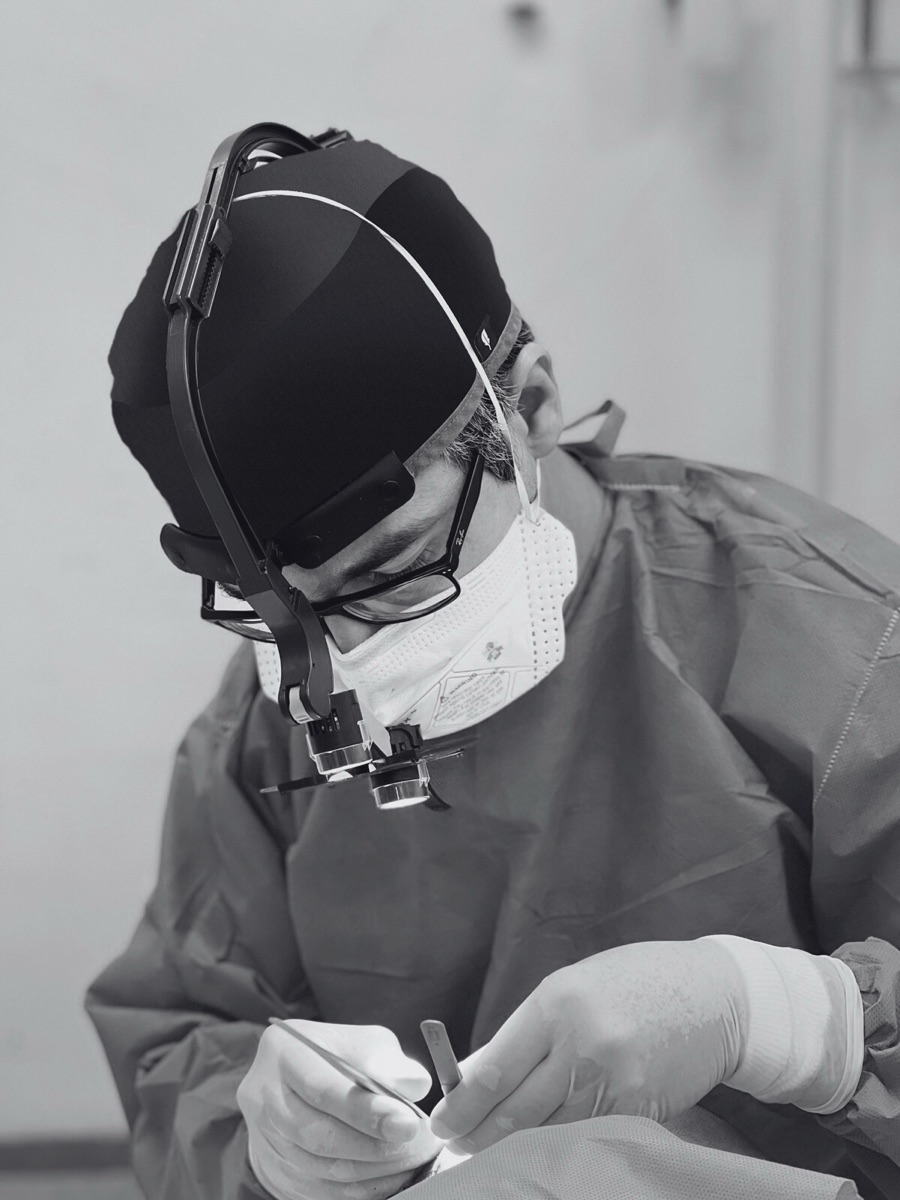 El Dr. Fuentes realizando una extracción folicular